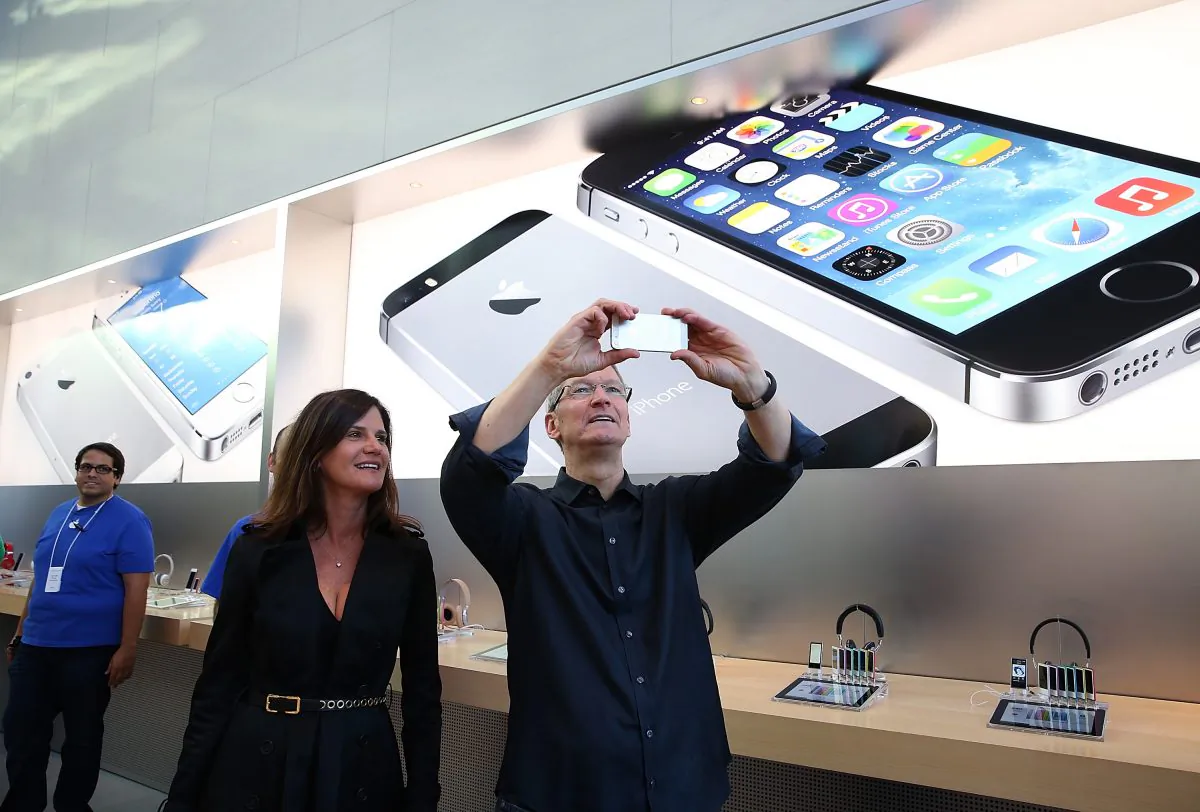 Katie Cotton (L), Apple vice president of corporate communications and Apple CEO Tim Cook (R) at an Apple store in Palo Alto, Calif, Sept. 20. (Justin Sullivan/Getty Images)