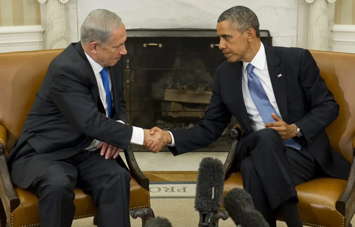 U.S. President Barack Obama shakes hands with Israeli Prime Minister Benjamin Netanyahu in the Oval Office, Sept. 30, 2013. (AFP Photo / Saul Loeb)