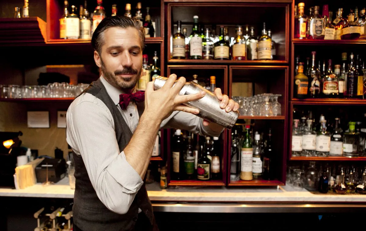 Xavier Herit shakes a Roll With the Punches 2 at Experimental Cocktail Club. (Samira Bouaou/Epoch Times)