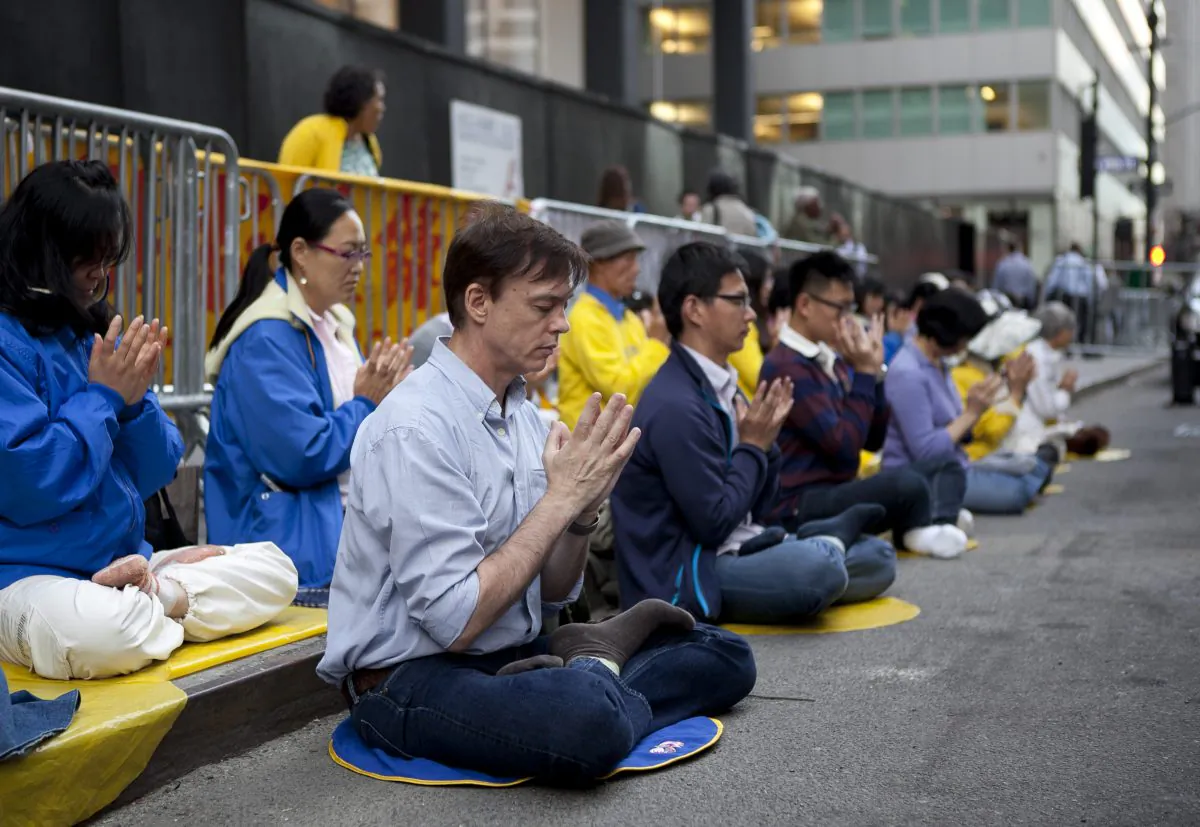 Falun Gong practitioners hold a peaceful protest in front of the Waldorf-Astoria Hotel, New York City, Sept. 25, 2013. (Samira Bouaou/Epoch Times)
