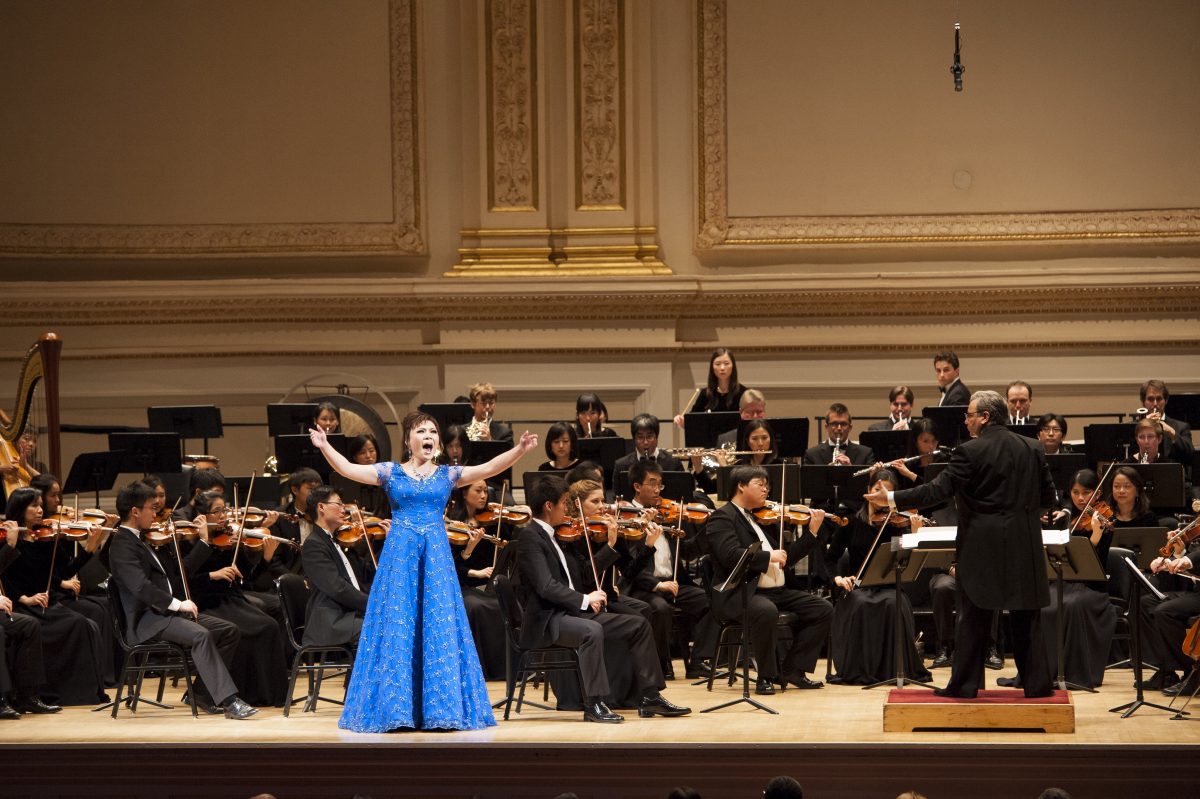 Shen Yun soprano Haolan Geng sings “The Purpose of Life” at Carnegie Hall on Oct. 28, 2012, as part of the Shen Yun Symphony Orchestra’s debut at the famed concert venue. (Dai Bing/NTD Television)
