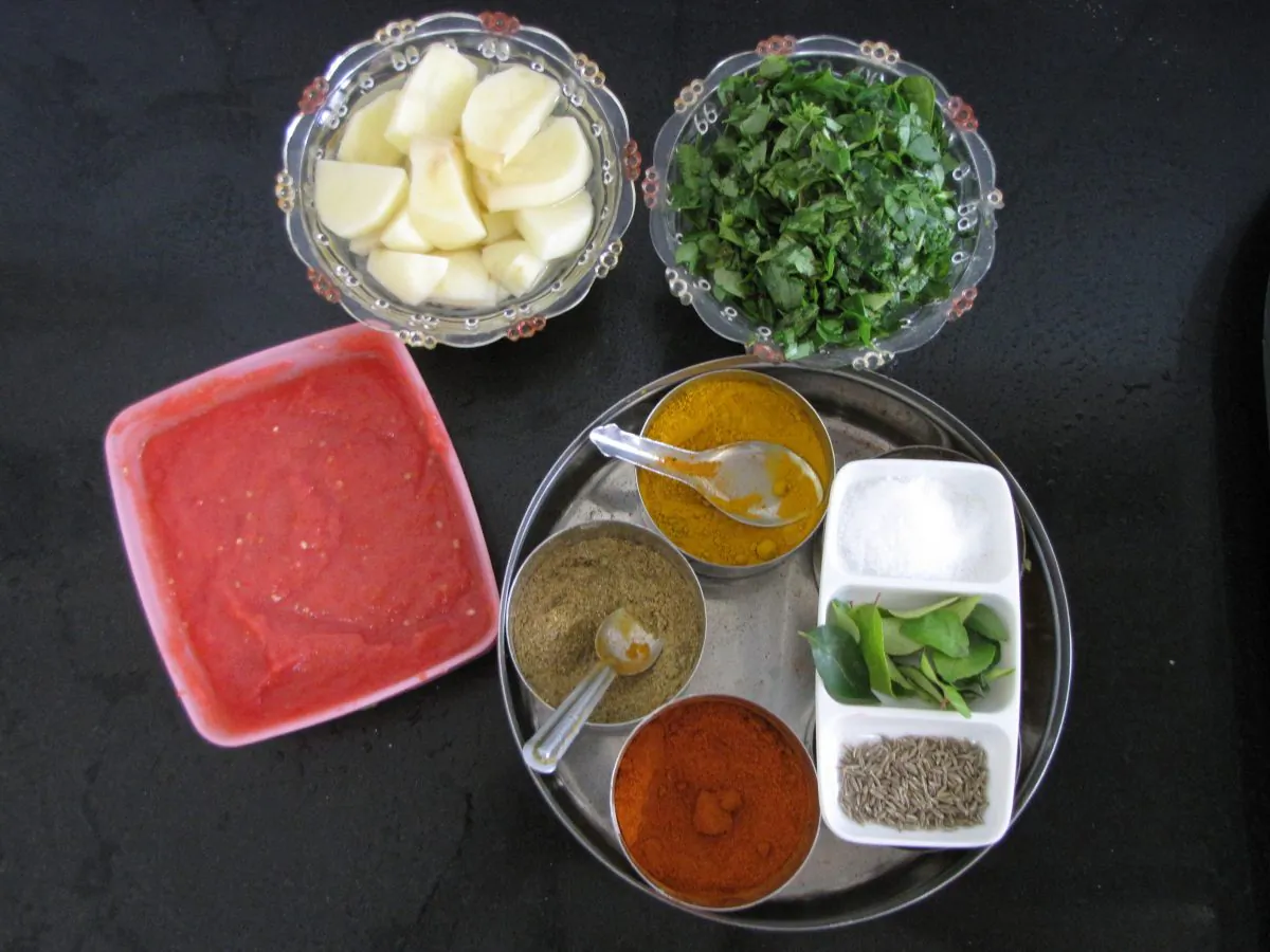 Aloo Methi is a popular dish in India and its ingredient spices are also used in other dishes. It's cooked with different flavors in different communities. This picture shows the ingredients of the dish. (EPOCH TIMES)