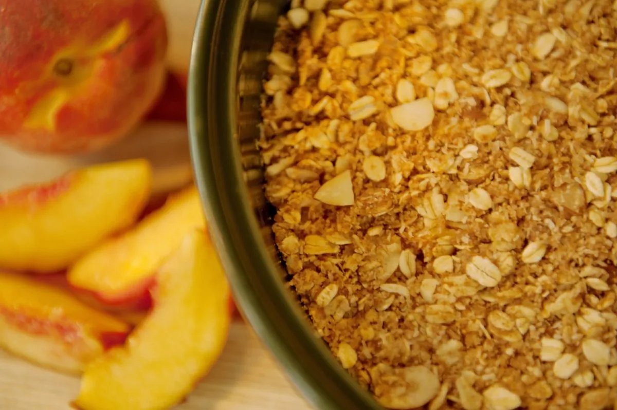 Low- or No-sugar Peach Crisp (Cat Rooney/Epoch Times)
