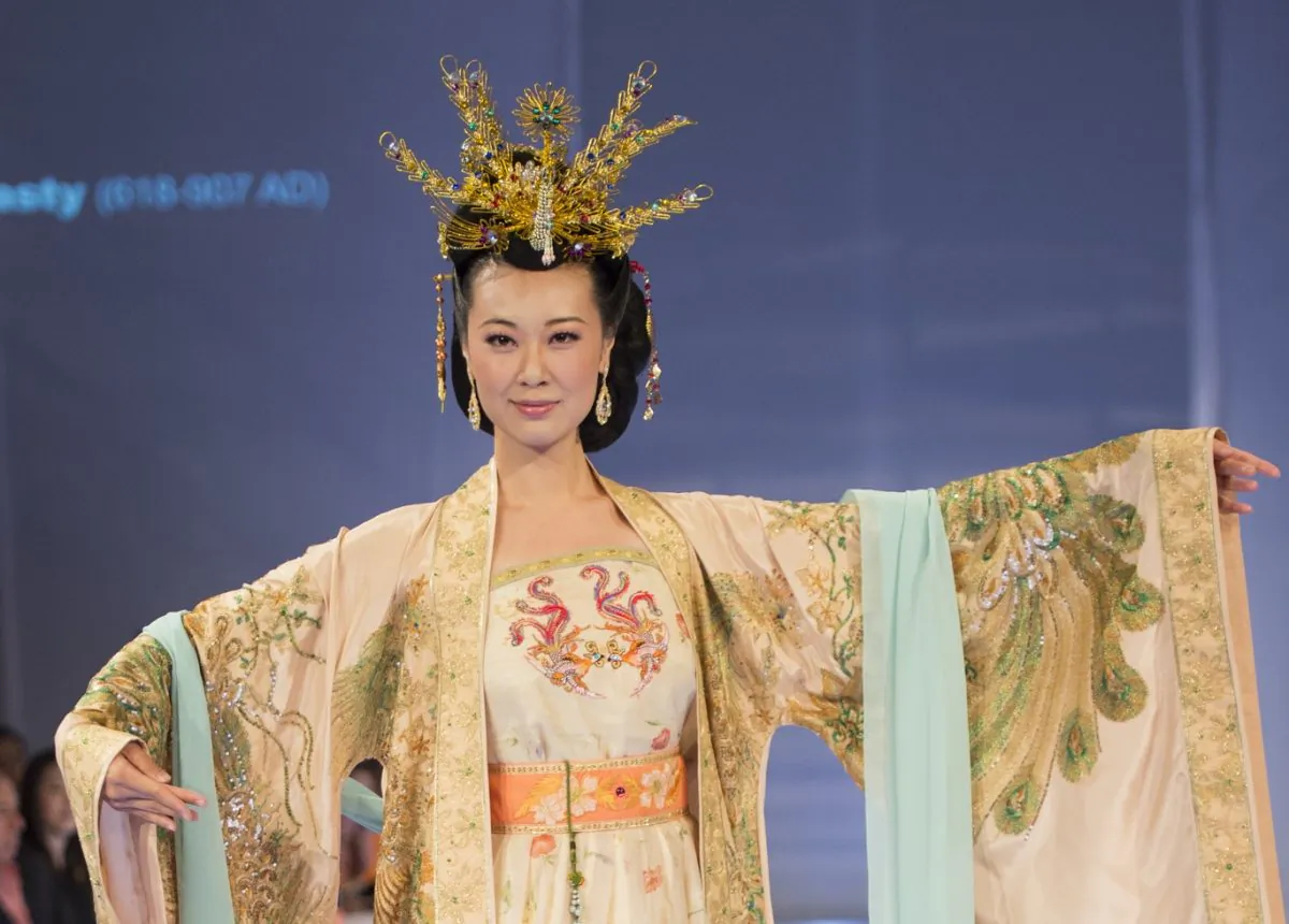 A view of the silver award-winning dress by Li-yu Wang, at the New Tang Dynasty Global Han Couture Design Competition. (Dai Bing/Epoch Times)