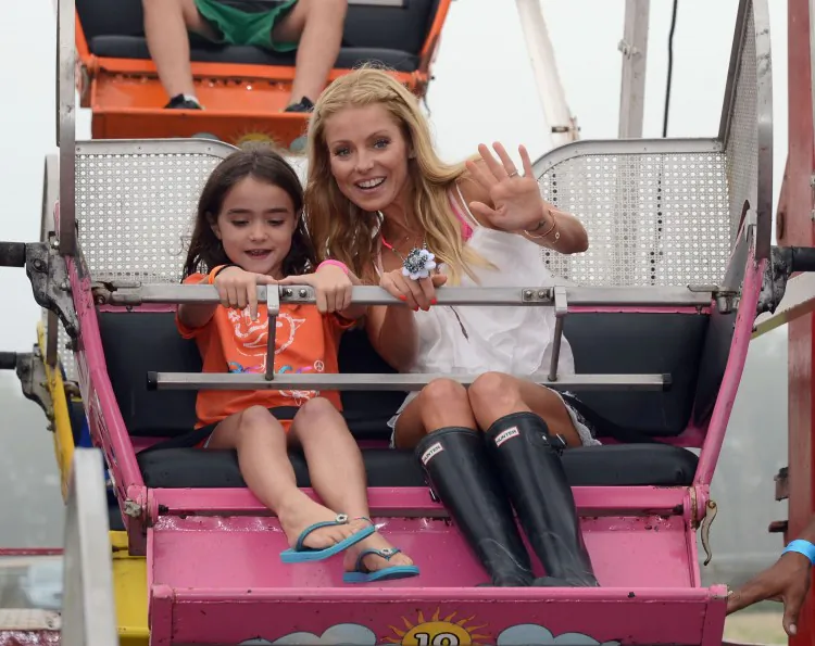 Kelly Ripa and her daughter, Lola, enjoying the Ferris wheel at Super Saturday. (Andrew Walker/Getty Images)