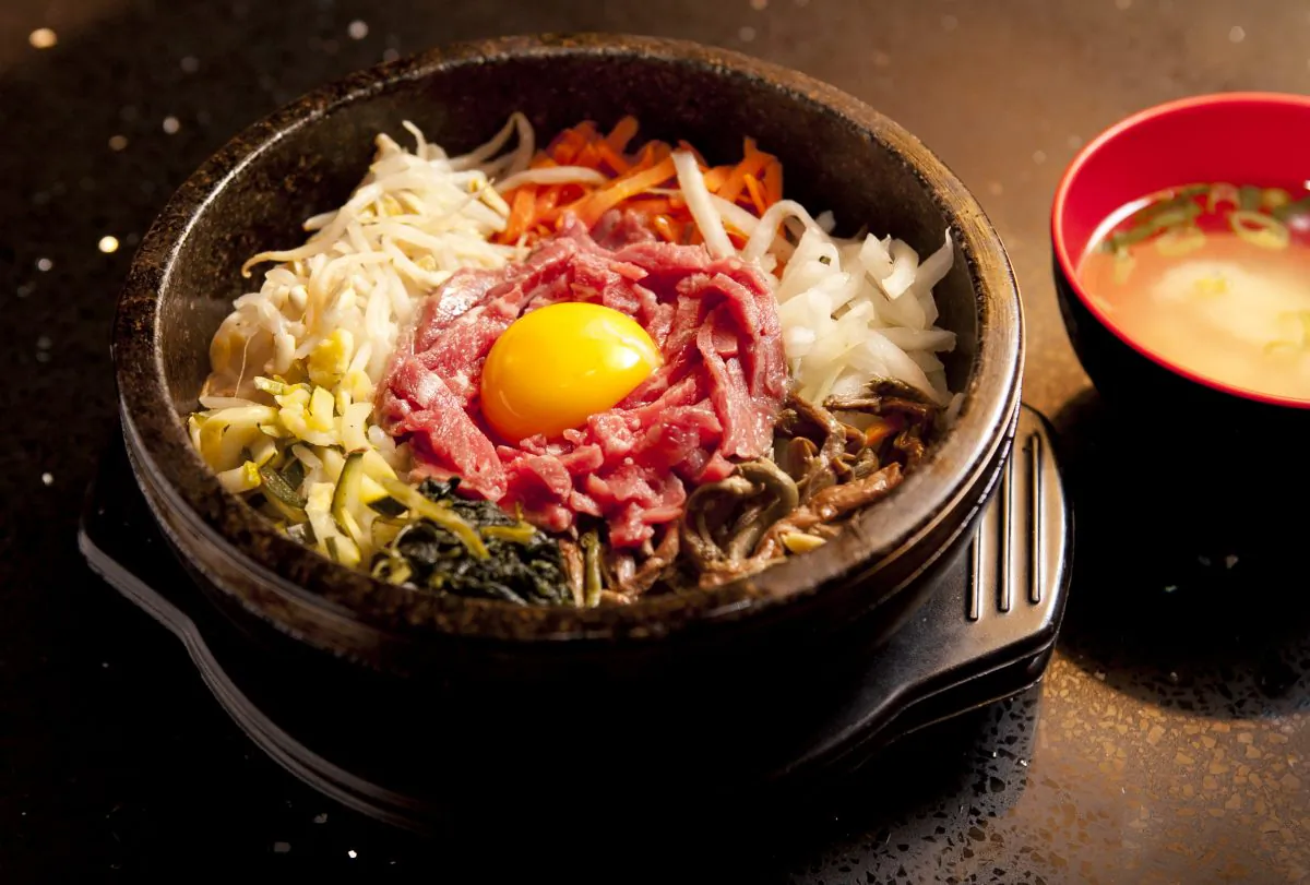 The bibimbap, served here with beef. (Samira Bouaou/Epoch Times)