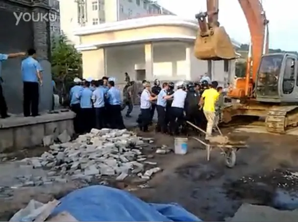 Urban enforcement officials, or chengguan, face off against People's Liberation Army soldiers during a recent clash in Shandong Province. The chengguan overcame the PLA to demolish a structure that had been deemed illegal. (Molihua.org)