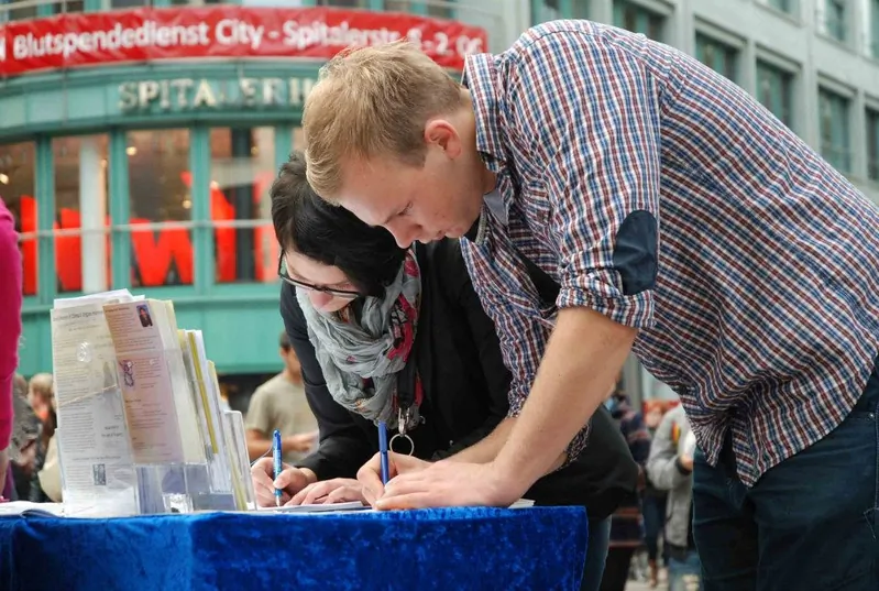 German citizens sign a petition against forced organ harvesting that is happening inside China. (DAFOH)