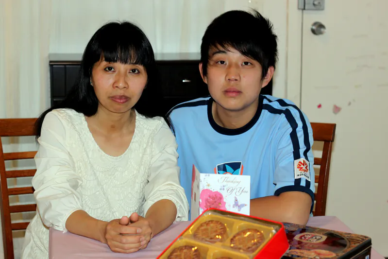On Mid-Autumn Festival, Liu Chunli and her 15-year-old son Jia Mingzhen prepared a box of mooncake and a card for her husband Jia Ye, who is in a Chinese prison. They hope one day the family can celebrate the Mid-Autumn festival together. (Epoch Times)
