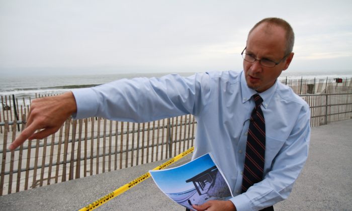 Daniel Falt, project manager for the Corps of Engineers explains the project for restoring the beach on Rockaway, New York, Oct. 16, 2013. (Milene Fernandez/Epoch Times)