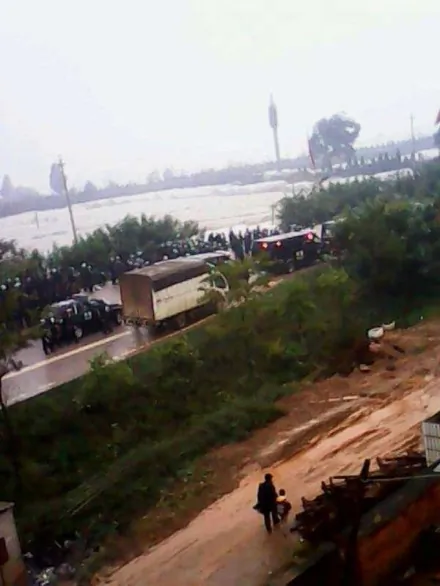 Over 1,000 villagers in China's Yunnan Province clashed with police on Oct. 22. (Weibo.com)