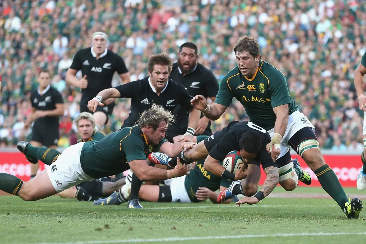 Springboks Jannie du Plessis and Willem Alberts pounce on All Black half-back Aaron Smith during their Rugby Championship match at Ellis Park on Saturday Oct 5, 2013. (David Rogers/Getty Images)