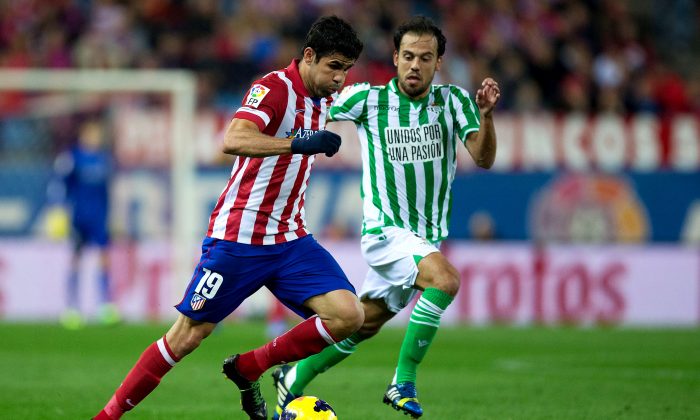 Diego Costa of Atletico de Madrid competes for the ball with Javier Matilla of Real Betis Balompie during the La Liga match between Club Atletico de Madrid and Real Betis Balompieat at Vicente Calderon Stadium on October 27, 2013 in Madrid, Spain.  (Photo by Gonzalo Arroyo Moreno/Getty Images)