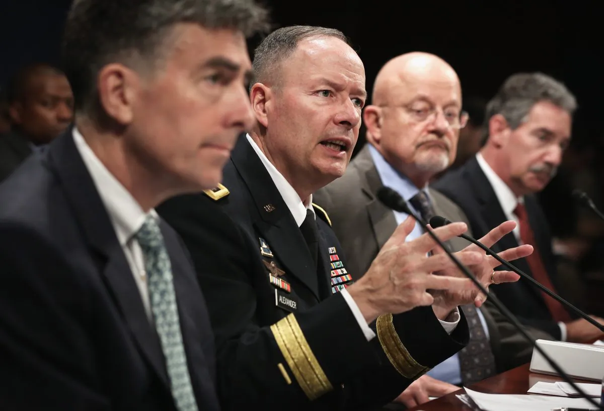 Director of the National Security Agency Gen. Keith Alexander (C) and Director of National Intelligence James Clapper (2nd R) testify during a hearing before the House Intelligence Committee, Washington, Oct. 29, 2013. (Alex Wong/Getty Images) 