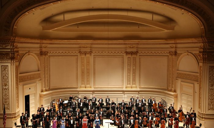 Members of Shen Yun Symphony Orchestra rise for a standing ovation at Carnegie Hall in New York City, Oct. 5, 2013. (Christian Watjen/Epoch Times)