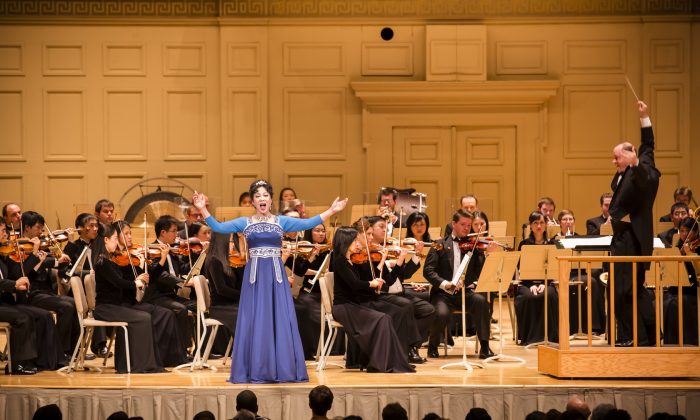 Shen Yun Symphony Orchestra soprano Min Jiang sings "Heavenly Secret" at Boston Symphony Hall on Oct. 9, 2013.
(Edward Dai/Epoch Times)