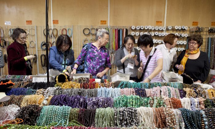 Visitors at the Bead Palace table. (Samira Bouaou/Epoch Times)
