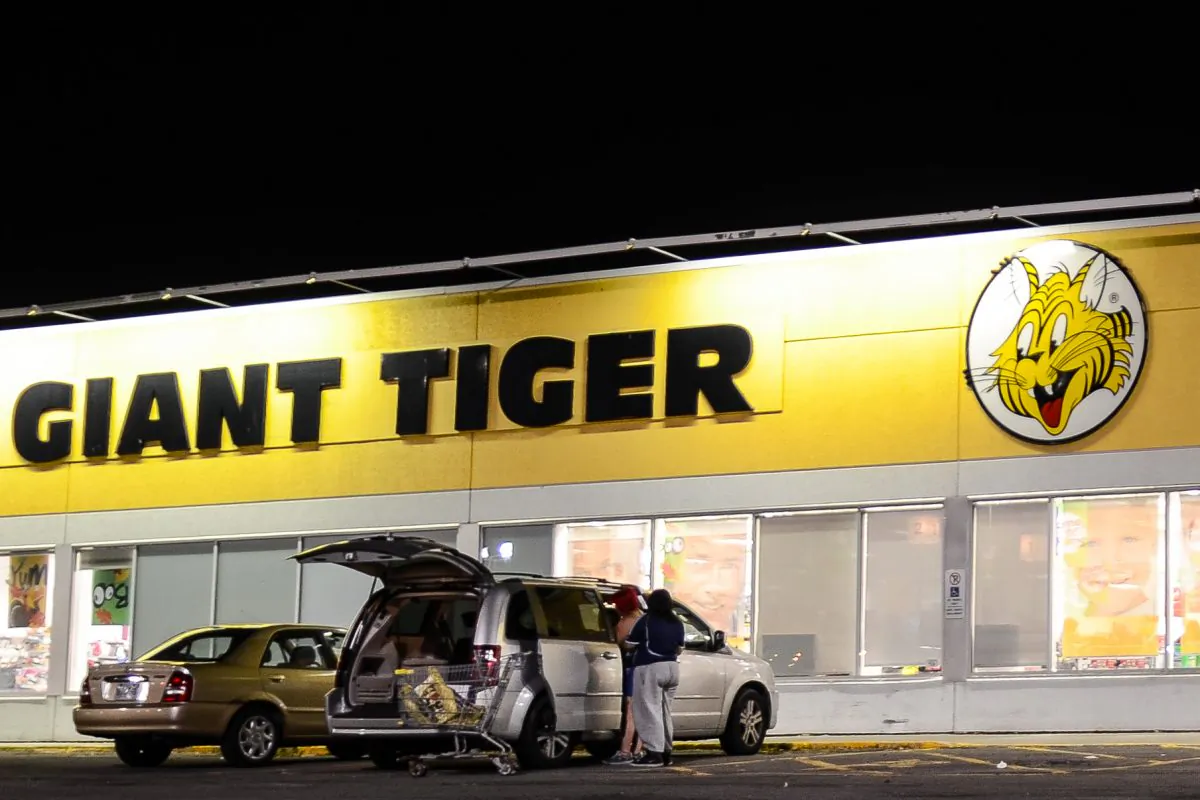 Customers load their car outside a Giant Tiger store in Ottawa on Oct. 9, 2013. (Chrisy Trudeau/Epoch Times)