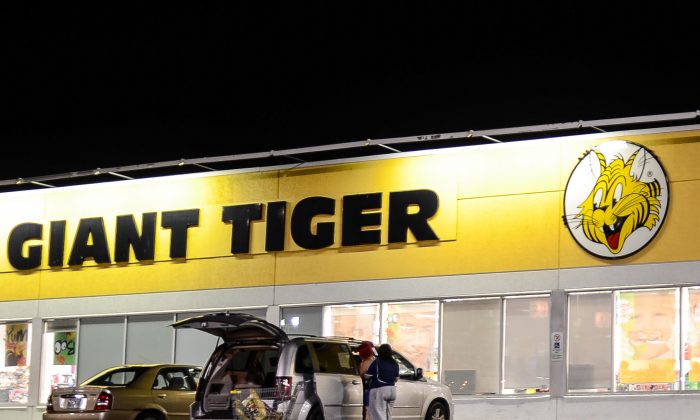 Customers load their car outside a Giant Tiger store in Ottawa on Oct. 9, 2013. (Chrisy Trudeau/Epoch Times)