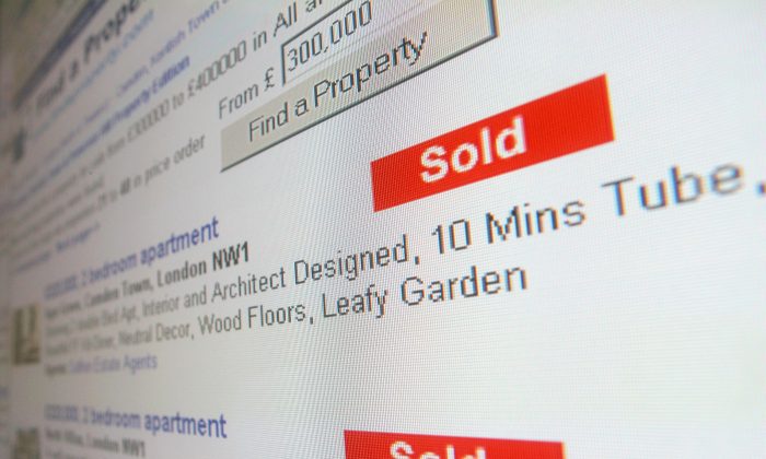 In this photo illustration, the homepage of an online estate agent is displayed on a computer screen, May 10, 2006, in London, England. While looking for property online is effective, a buyer's agent can help find other ways too. (Daniel Berehulak/Getty Images)
