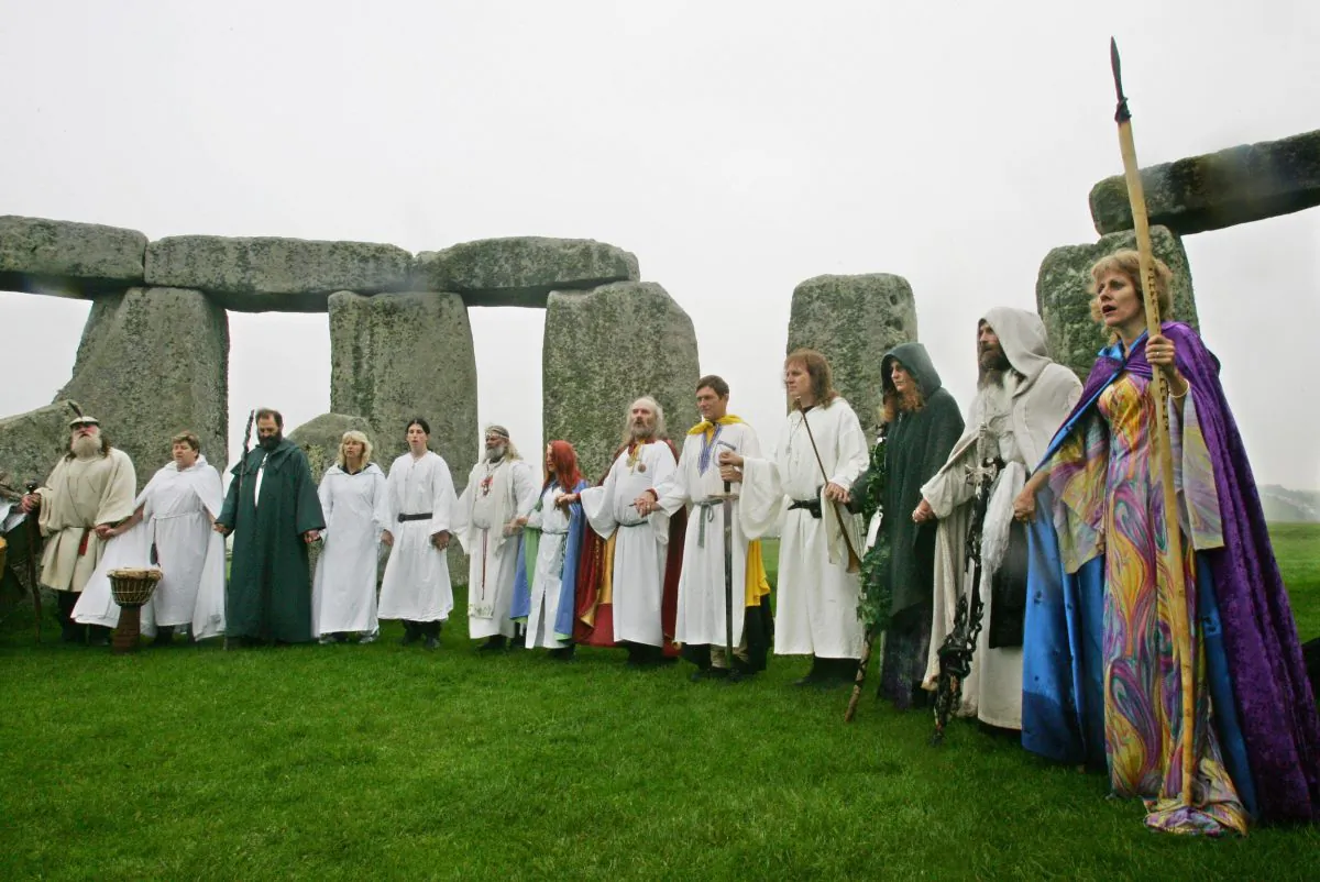 Amesbury, UNITED KINGDOM: Druids perform a pagan Samhain blessing ceremony at the Stonehenge monument, in Wiltshire, in southern England, 17 October 2006.
(Photo credit should read CARL DE SOUZA/AFP/Getty Images)