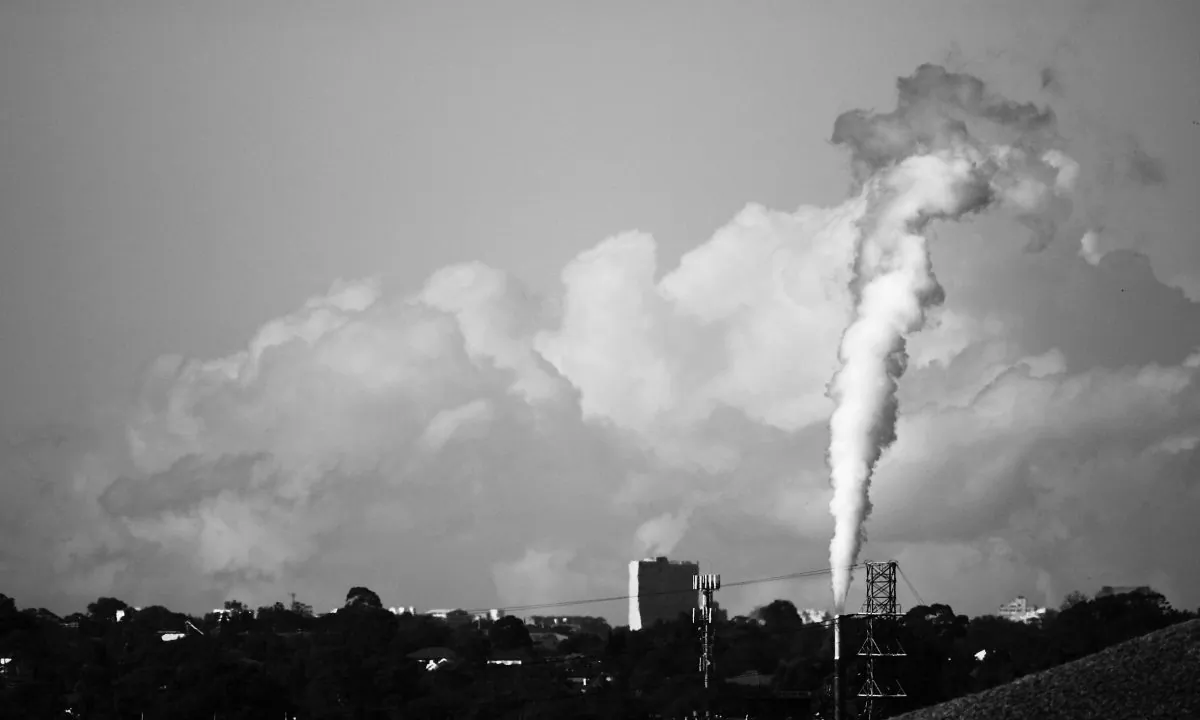 A smoke stack emits fumes June 2, 2007 in Sydney. Australia’s shared commitment to limit the global temperature rise to 2 degrees by reducing its own emissions by 5 per cent by 2020 is inadequate, according to the CCA. (Ian Waldie/Getty Images)