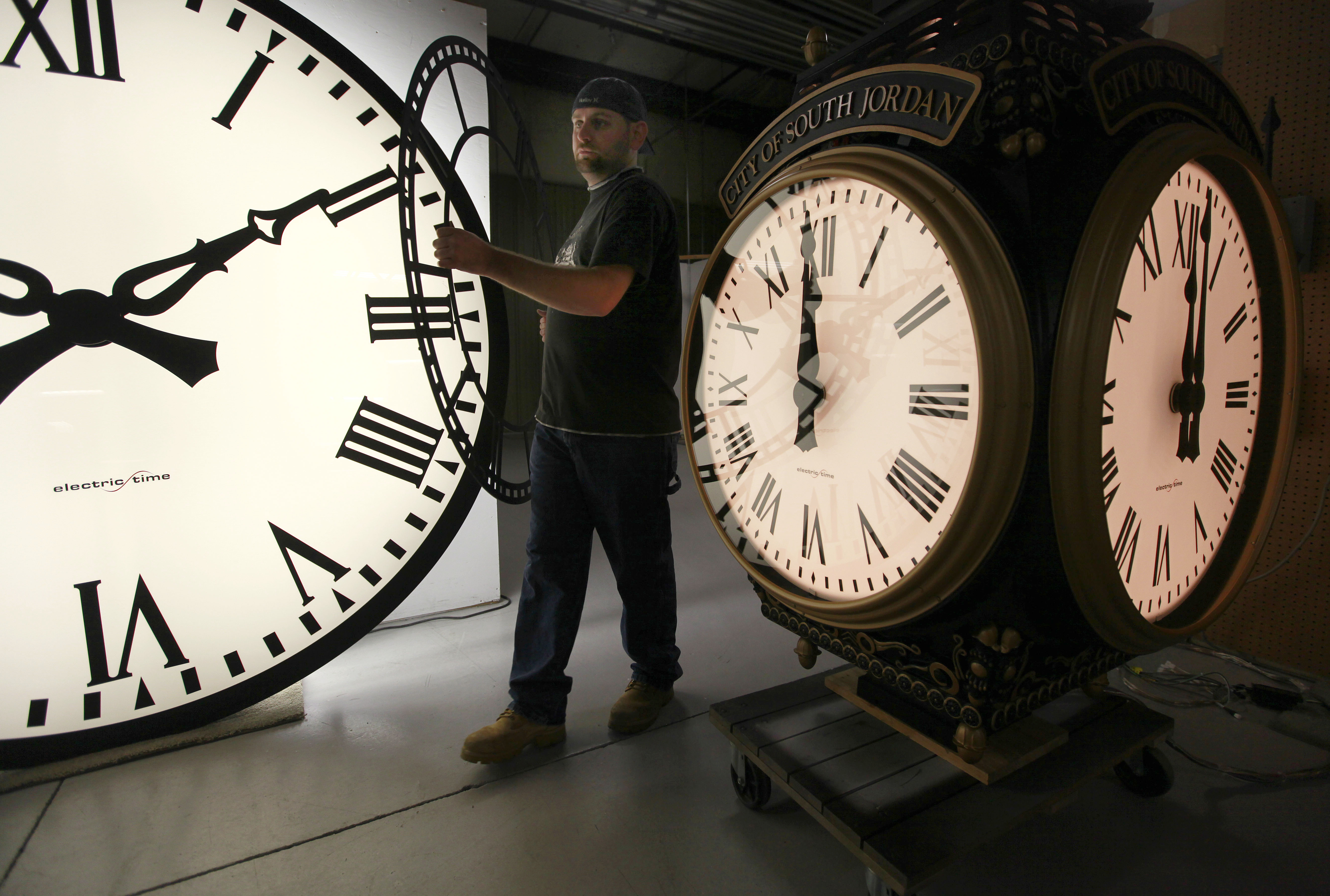 Время часов в израиле. Часы и время. Часы сутки. Фотосессия с часами большими. Часов в сутках.
