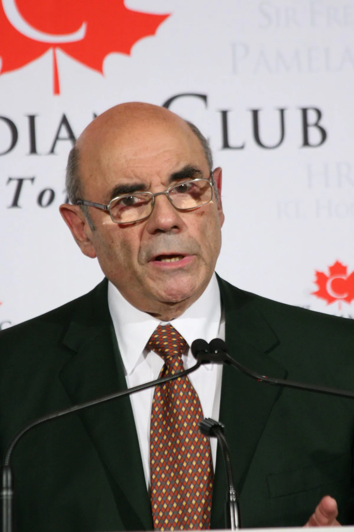 Dr. Noyek addresses the Canadian Club of Toronto in 2009. (Courtesy Arnold Noyek)