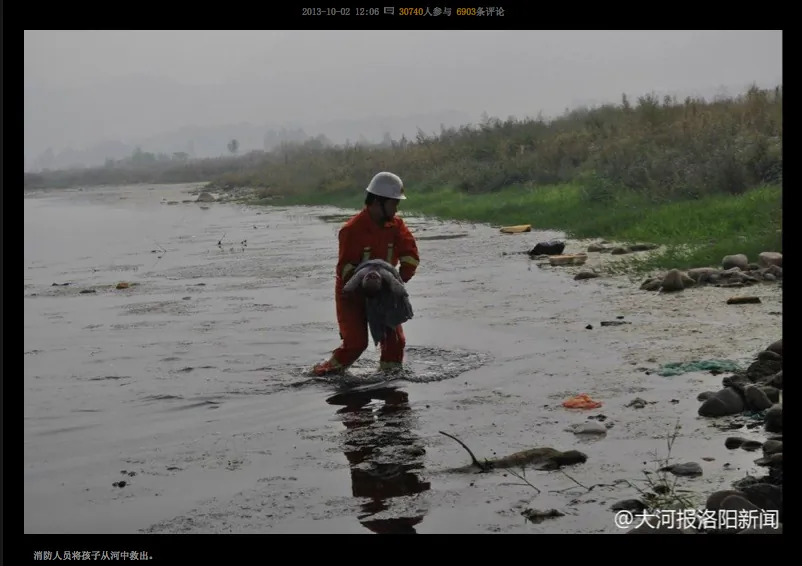 Screenshot showing the dead baby being retrieved from the river below the bridge where its parents were fighting in Henan Province. (Screenshot/Epoch Times)