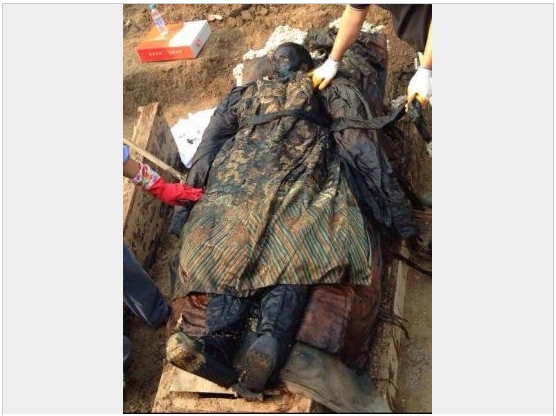 Screenshot showing the mummy found inside the central coffin of three unearthed in Henan Province. (Screenshot/Sina News)