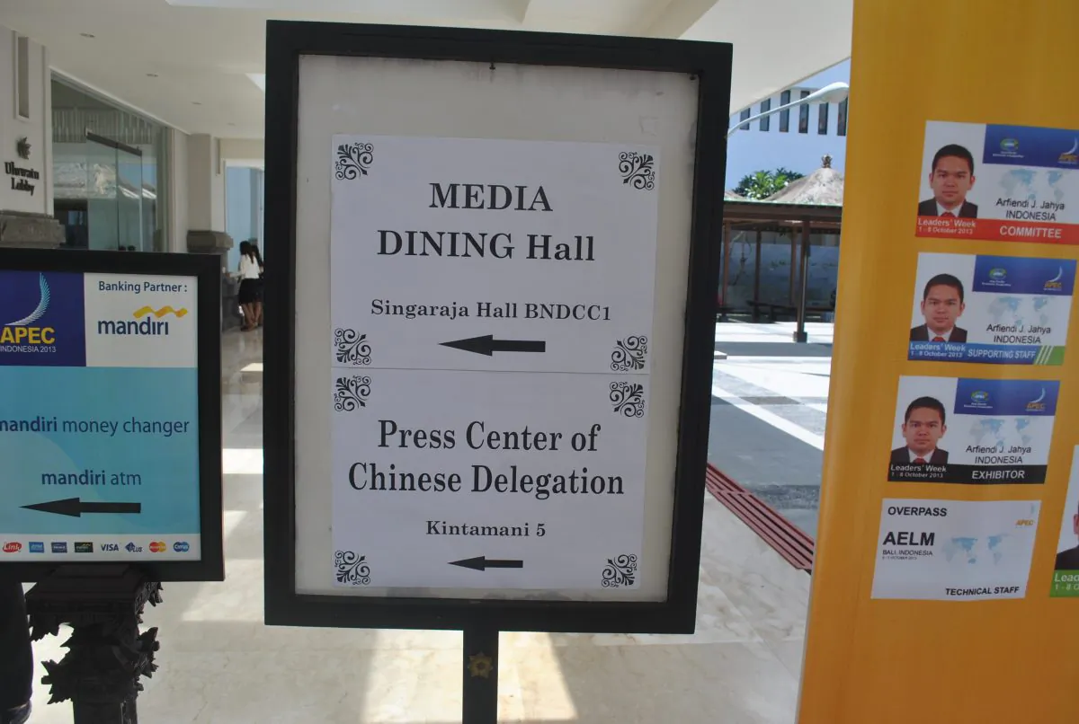 A sign on Oct. 8 at the Bali Nusa Dua Convention Center, host to APEC recently, shows the way to the Chinese press conference. Epoch Times reporter Wayan Manuh was blocked from entering and questioned by security guards when he attempted to attend the conference. (Wayan Manuh/Epoch Times Staff)