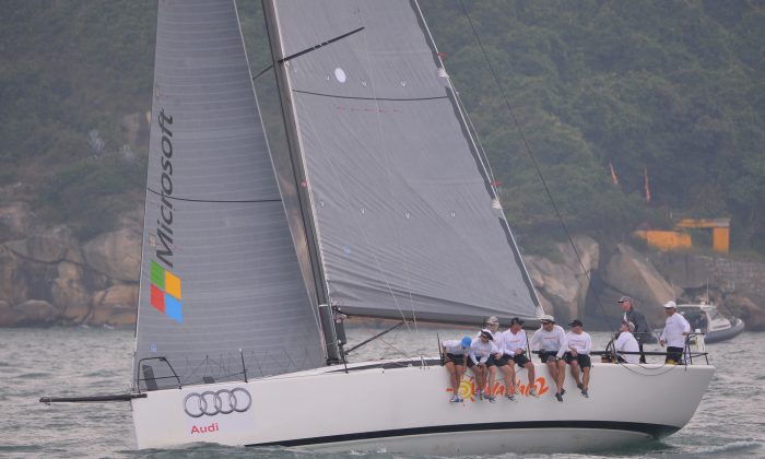 'Walawala 2' setting off from Victoria Harbor Hong Kong in the Audi Hong Kong to Vietnam Race 2013 on Thursday Oct 17. (Bill Cox/Epoch Times)