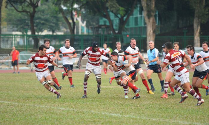 Leighton Asia HKCC’s Matthew Lamming attempts to break clear of the Abacus Kowloon pack during KCC’s important 18-7 win at Aberdeen Sports Ground on Saturday Oct 26, 2013. (Bill Cox/Epoch Times)