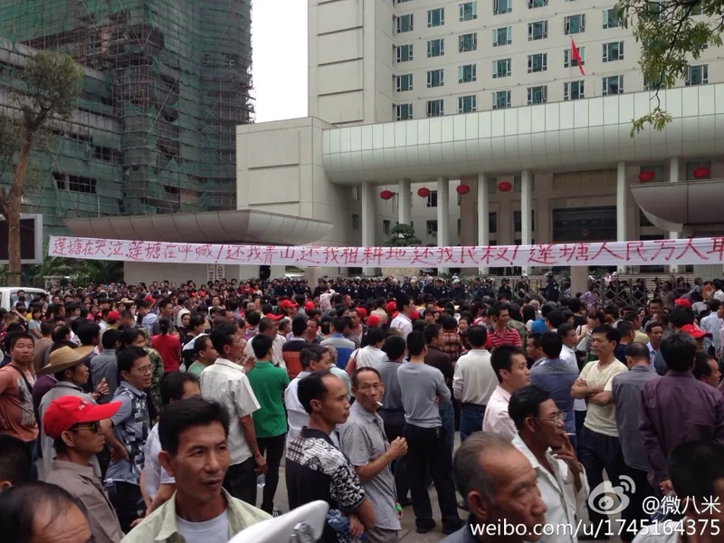 Thousands of angry citizens protest the illegal sale of their land to developers by allegedly corrupt local officials (Weibo.com)