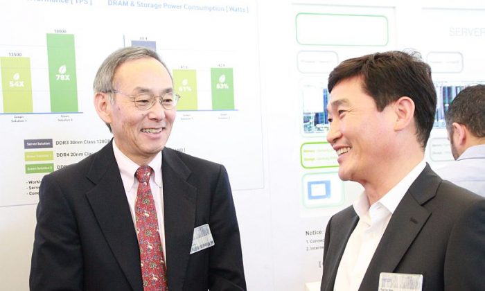 Former U.S. secretary of Energy Steven Chu, and President of Samsung Semiconductor Inc., Charlie Bae, at Samsung’s Memory Solution Forum 2013. (Flora Qu/The Epoch Times)