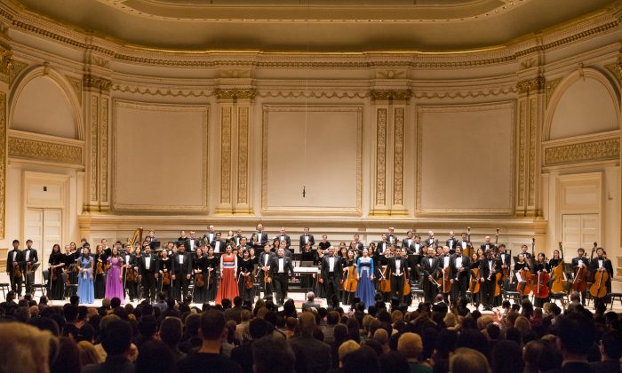 Members of Shen Yun Symphony Orchestra rise for a standing ovation at Carnegie Hall in New York City, Oct. 5, 2013. (Dai Bing/Epoch Times)
