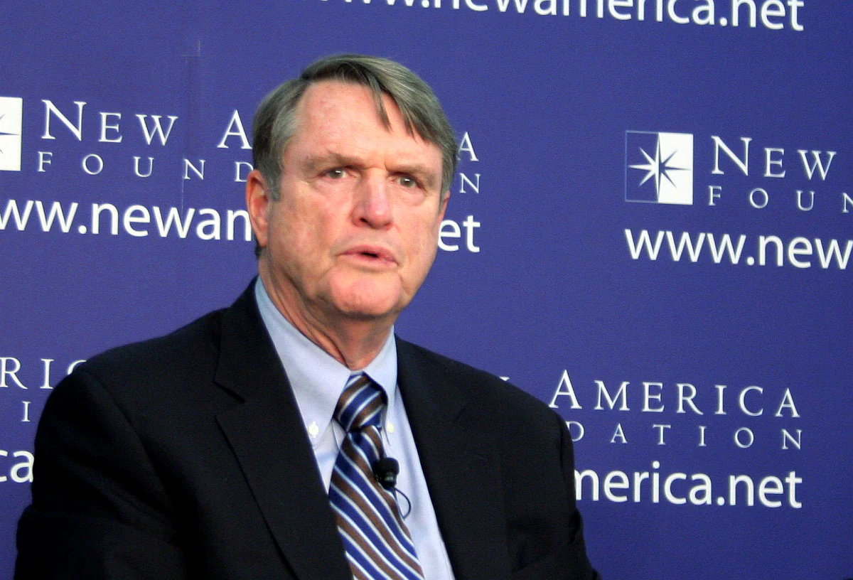 Leonard Downie (l), former executive editor of the Washington Post and currently Walter Cronkite School of Journalism and Mass Communication, Arizona State University, spoke at the New America Foundation, Oct. 17 on his report, “The Obama Administration and the Press.” (Gary Feuerberg/ Epoch Times)