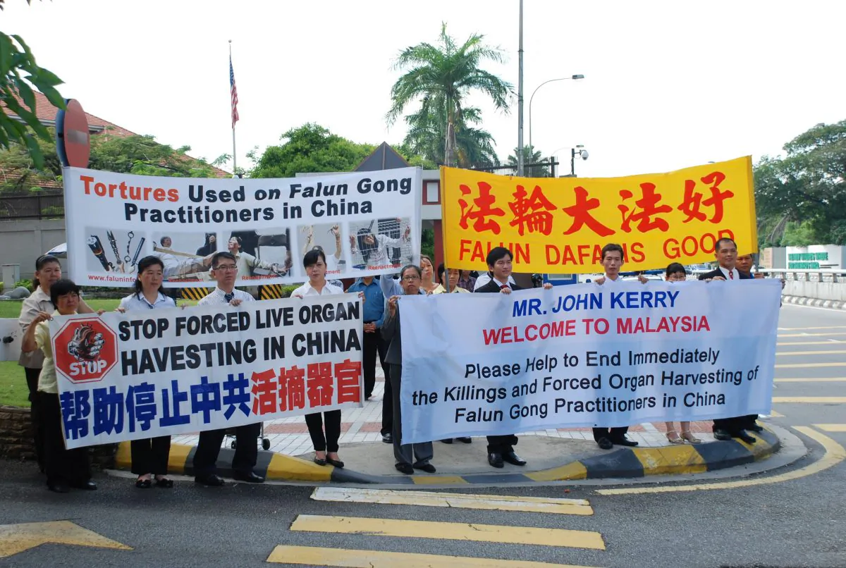 Falun Gong practitioners in Malaysia hold a peaceful assembly on Oct. 6, 2013 near the U.S. embassy in conjunction with the up-coming visit by U.S. Secretary of State John Kerry. The group urged President Obama to publicly condemn the 14-year-long persecution in China of the spiritual practice Falun Gong. (Epoch Times)