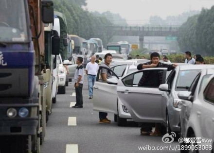 As of the afternoon of Oct. 1, a total of 129 traffic impediments nationwide were reported due mainly to traffic accidents and jams, most of them happened in Beijing and provinces of Shandong and Shanxi, according to official reports. (Weibo.com)