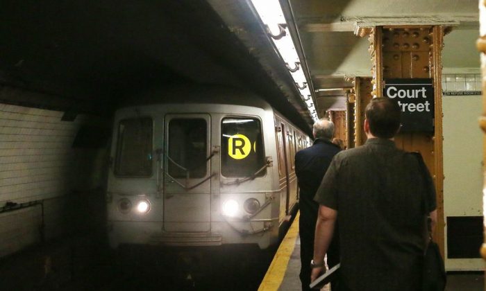 The R train at the 34 Street-Herald Square subway station on June 5. (Samira Bouaou/Epoch Times)