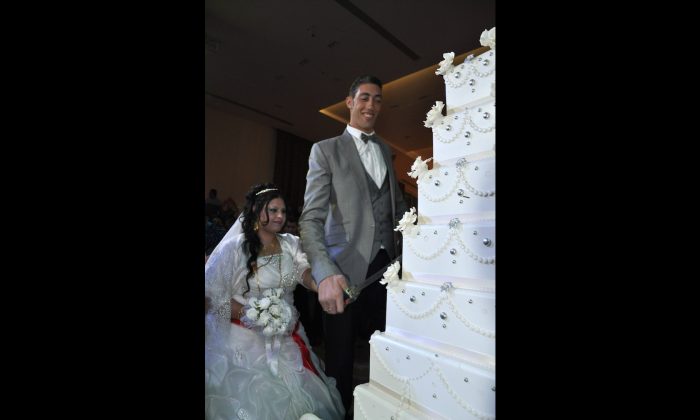 Sultan Kosen, World's Tallest Man, Gets Married in Turkey | The Epoch Times