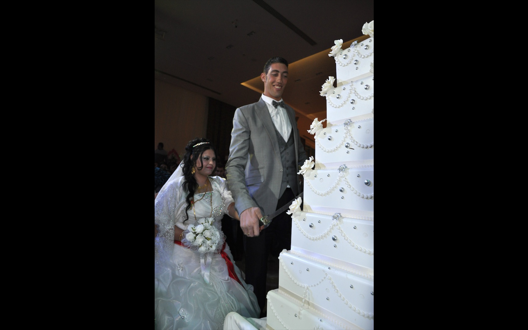 wedding cakes faux cakes fake cakes | Bella store wedding, image size:1680x1050