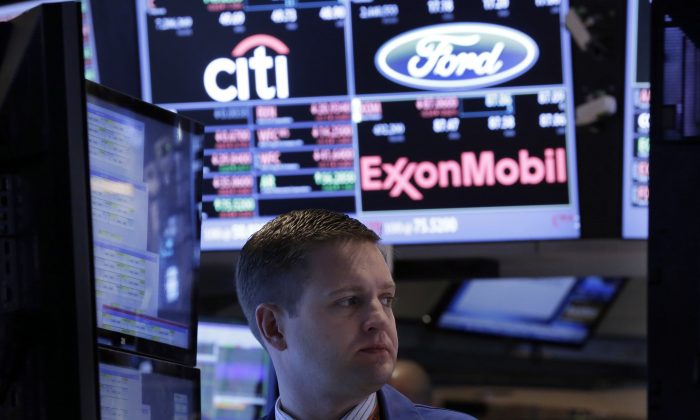 Trading Specialist David Vadala on the floor of the New York Stock Exchange, Oct. 15, 2013. (AP Photo/Richard Drew)

