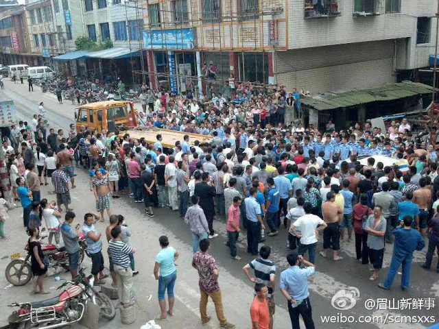 Hundreds of villagers in Laodong Township in Sichuan Province were attacked while protesting against the environmental pollution caused by local mining activities on Sept. 15. (molihua.org)