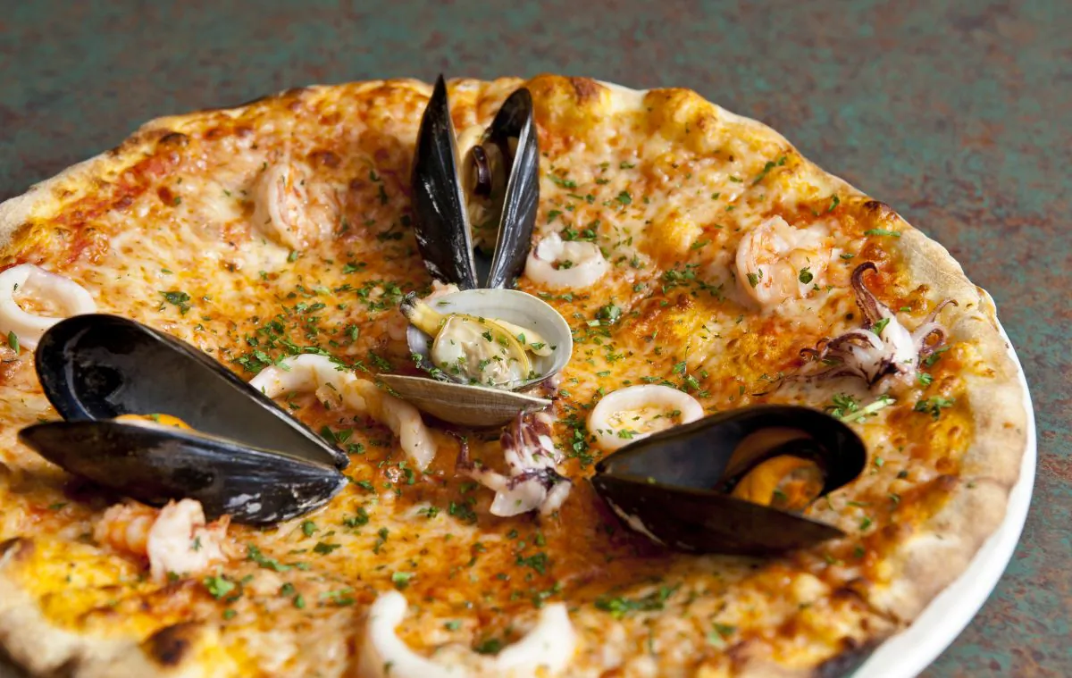 Pizza with mussels, clams, and shrimp at Il Corallo, an Italian restaurant in SoHo. (Samira Bouaou/Epoch Times)