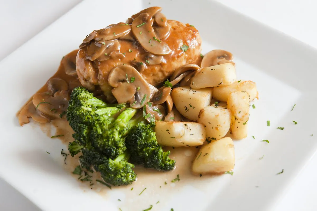 Pollo Valdestana, chicken stuffed with spinach, mozarello, and prosciutto, served with broccoli and potatoes. (Samira Bouaou/Epoch Times)
