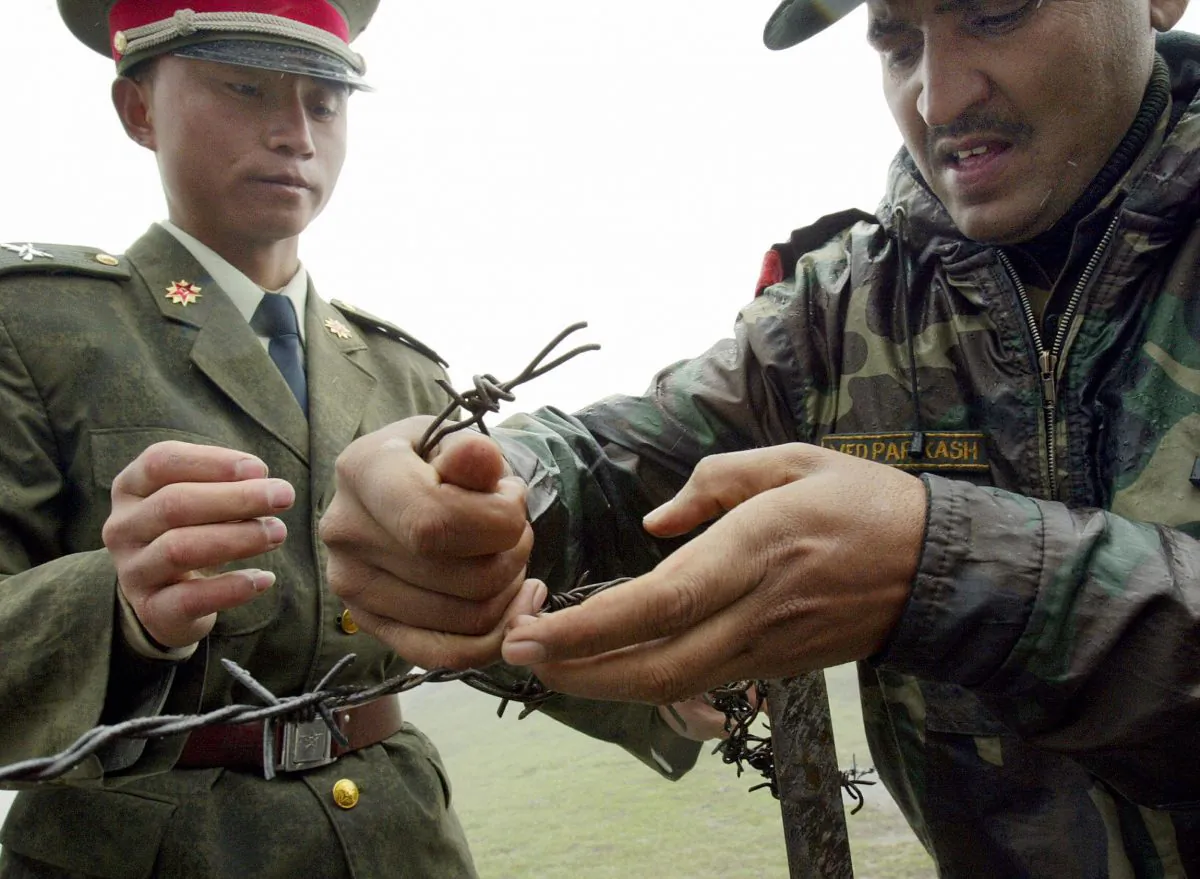A file photo of a Chinese and an Indian soldier at Nathula pass, in east Sikkim in India. ( Deshakalyan Chowdhury/AFP/Getty Images)
