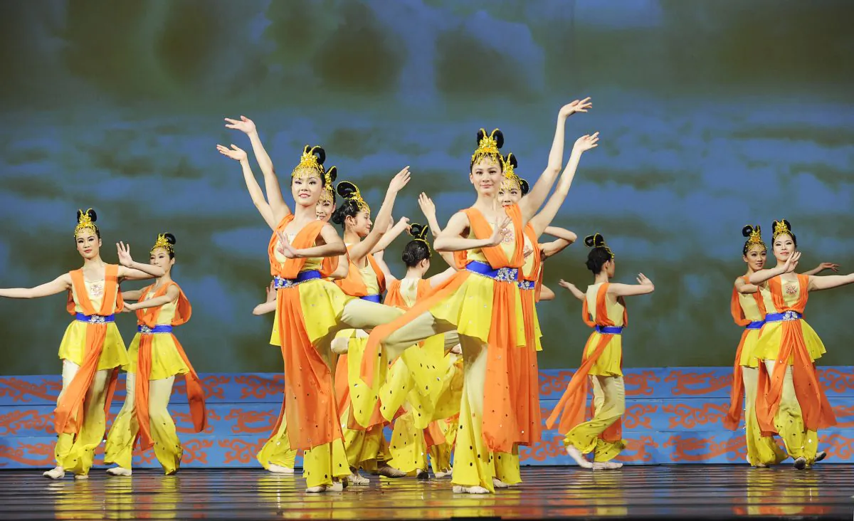 Shen Yun dancers perform on stage. Classical Chinese dance carries the essence of the Middle Kingdom's 5,000-year-old culture. (Shen Yun Performing Arts)