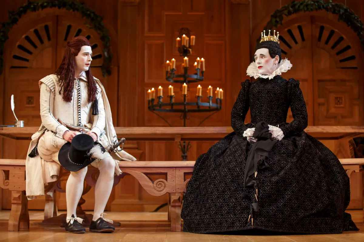 (L–R) Samuel Barnett as Viola (dressed as a boy) and Mark Rylance as Olivia. (Joan Marcus)