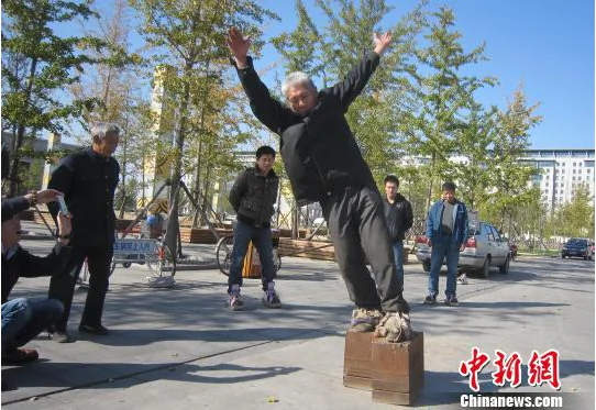 Chinese Man Trains in Super-Heavy Iron Shoes for World Record